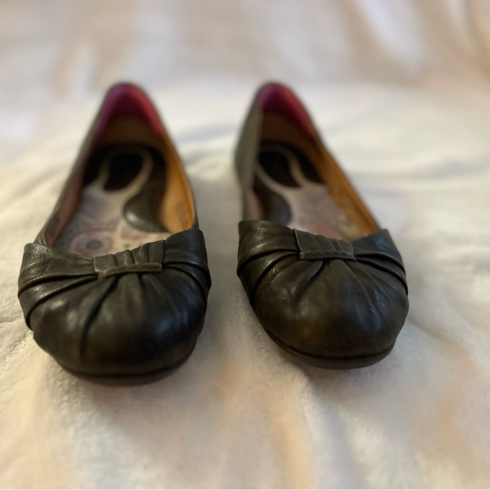 Born Olive Leather ballet flats size 6.5